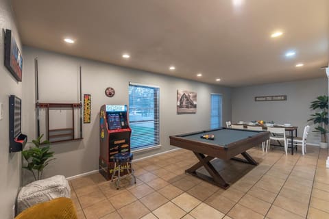 Pool, Gameroom & Minigolf Enchanting Texas Home House in San Antonio