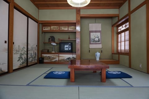 Photo of the whole room, Quiet street view, Inner courtyard view