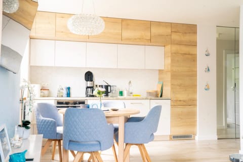 Coffee/tea facilities, Kitchen or kitchenette, Living room, Seating area, Dining area, stove