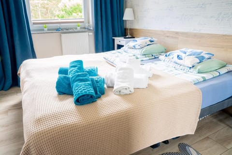 Bed, Bedroom, towels