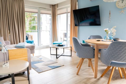 Communal lounge/ TV room, TV and multimedia, Seating area, Dining area