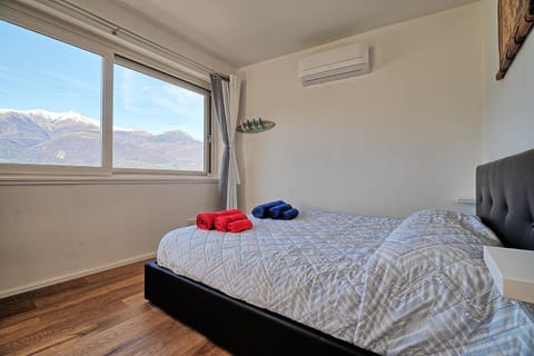 Bed, Natural landscape, Photo of the whole room, Bedroom, Mountain view, air conditioner