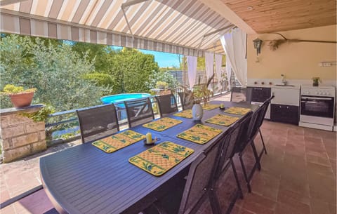 Lovely Home In Lamotte Du Rhone With Private Swimming Pool, Can Be Inside Or Outside House in Pont-Saint-Esprit