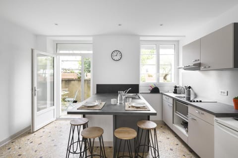 Kitchen or kitchenette, Dining area