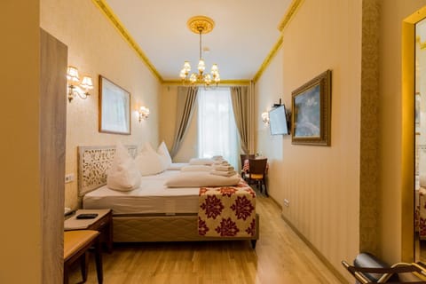 Bed, TV and multimedia, Photo of the whole room, Decorative detail, Bedroom, wardrobe