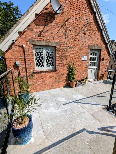 Property building, Day, Balcony/Terrace