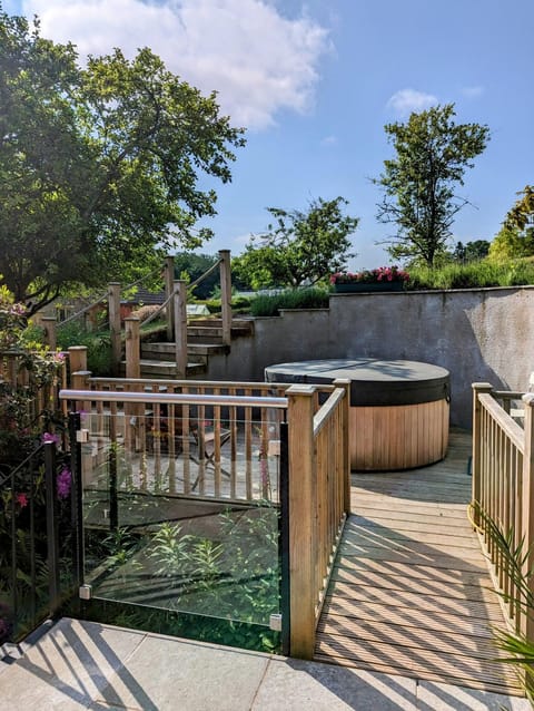 Day, Natural landscape, Hot Tub, Garden view