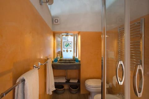 Shower, Photo of the whole room, Decorative detail