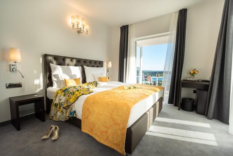 Bed, Balcony/Terrace, Photo of the whole room, Bedroom, Sea view