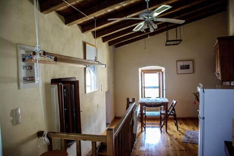 Kitchen or kitchenette, Dining area, fireplace