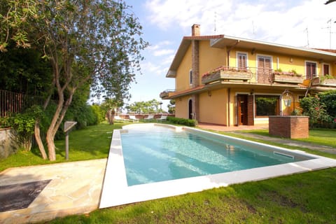 Property building, Garden, Swimming pool, Swimming pool