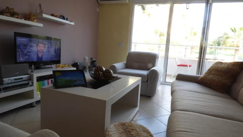 TV and multimedia, Living room, Seating area, Mountain view