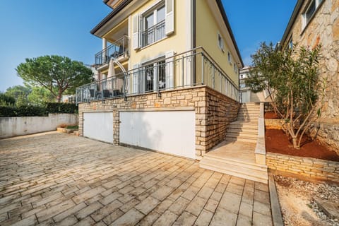 Property building, Garden, Balcony/Terrace