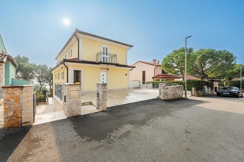 Property building, Street view, Parking