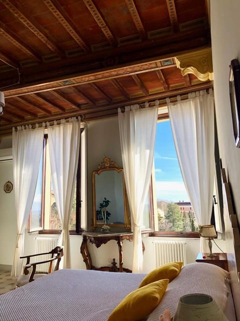 Photo of the whole room, Garden view