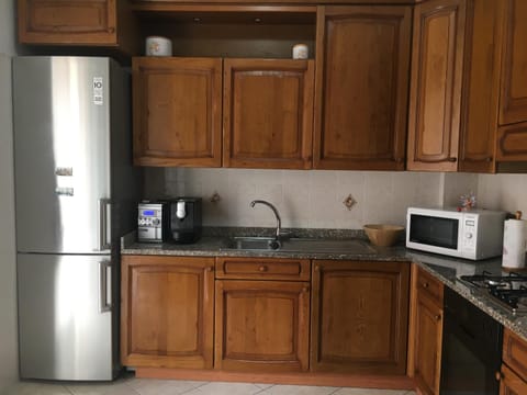 Coffee/tea facilities, Kitchen or kitchenette, oven, stove