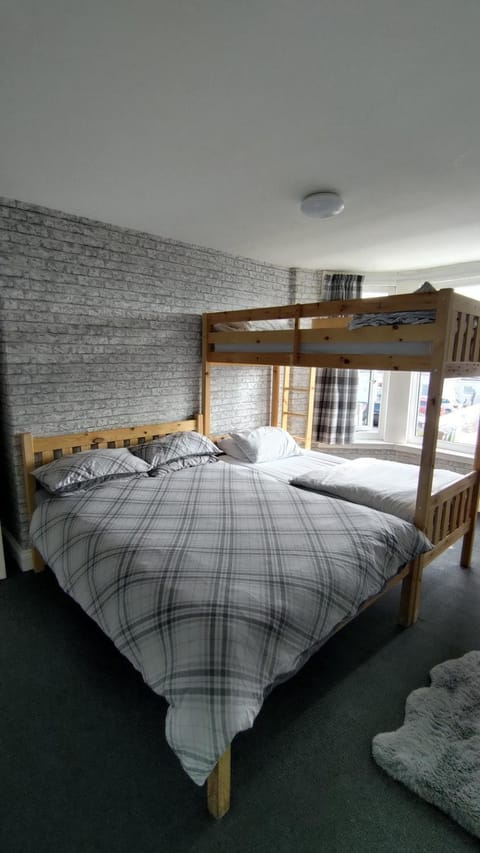 Bedroom, bunk bed