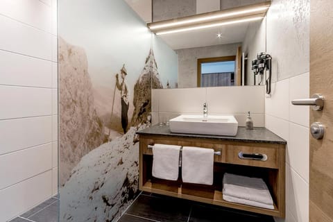 Shower, Bathroom, Decorative detail