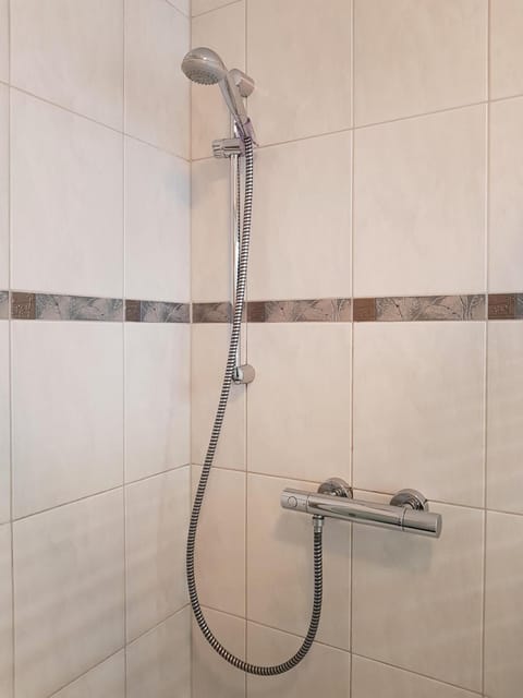 Shower, Decorative detail