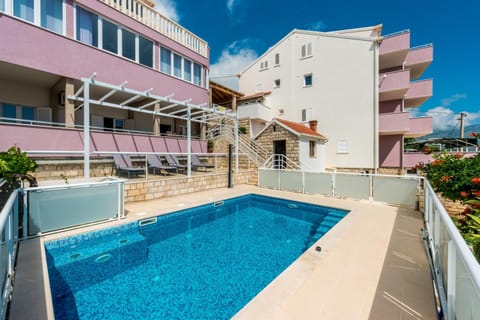 Villa with a swimming pool Eigentumswohnung in Mlini