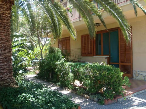 Stanza in Villa con giardino vista mare Alojamiento y desayuno in Cefalu