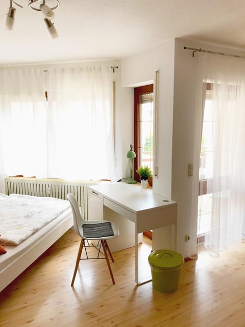 Gemütliche Helle Ferienwohnung mit Balkon am Seemoos in Friedrichshafen Bodensee mit Küche Bad WiFi Apartment in Friedrichshafen