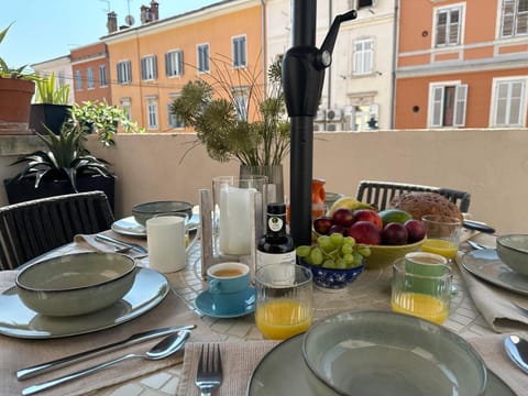 Balcony/Terrace, Food and drinks