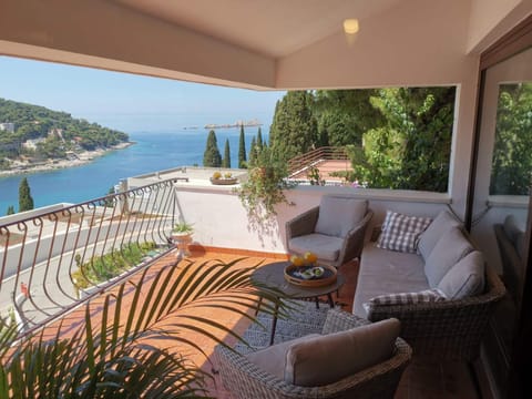 Natural landscape, View (from property/room), Balcony/Terrace, Seating area, Sea view