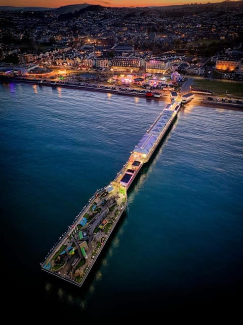 BARBIE HOUSE & BALLET & MAKE UP SCHOOL , On Ground Floor a 2 Bedroom Garden Apartment with Private Car Space , Opposite Paignton Pier , 2 Double Beds , 2 Single beds Kitchen & Air Fryer , Reception to Help you Bed and Breakfast in Paignton