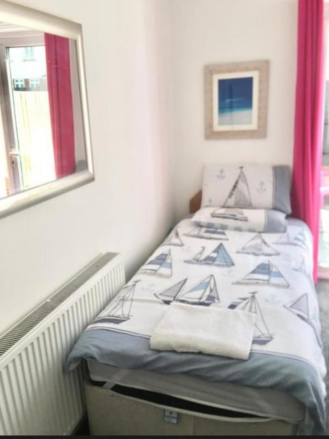 BARBIE HOUSE & BALLET & MAKE UP SCHOOL , On Ground Floor a 2 Bedroom Garden Apartment with Private Car Space , Opposite Paignton Pier , 2 Double Beds , 2 Single beds Kitchen & Air Fryer , Reception to Help you Bed and Breakfast in Paignton