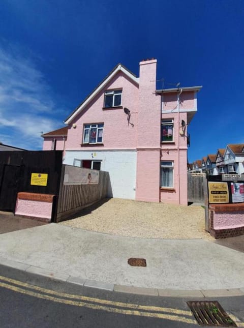 BARBIE HOUSE & BALLET & MAKE UP SCHOOL , On Ground Floor a 2 Bedroom Garden Apartment with Private Car Space , Opposite Paignton Pier , 2 Double Beds , 2 Single beds Kitchen & Air Fryer , Reception to Help you Bed and Breakfast in Paignton