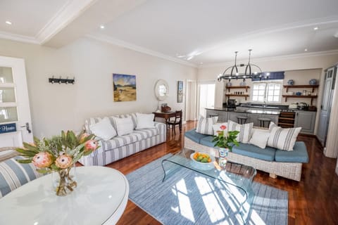 Admiralty Beach House Bed and Breakfast in Port Elizabeth