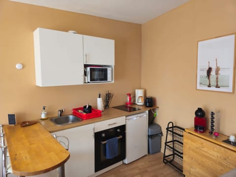 Coffee/tea facilities, Dining area, oven, stove, toaster, kitchen