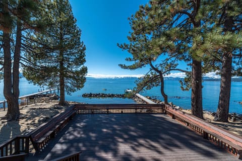 Red Wolf Lakeside Lodge Nature lodge in Tahoe Vista