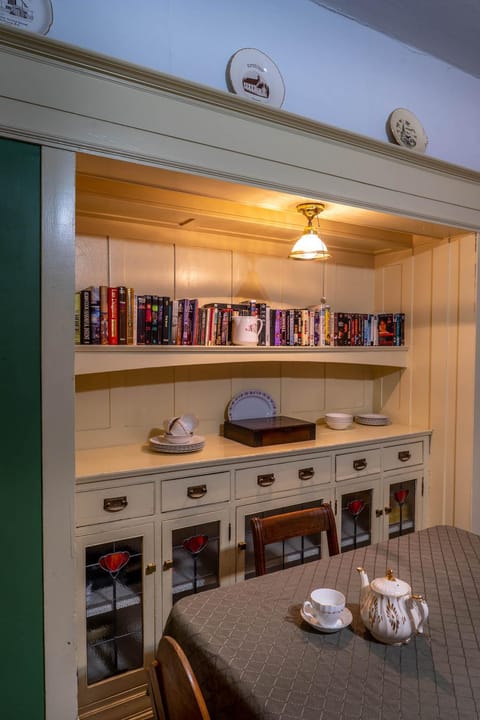 Living room, Decorative detail, Dining area