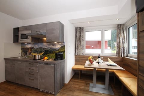 Kitchen or kitchenette, Food and drinks, Photo of the whole room, Dining area, Bedroom, Food, Mountain view, Drinks