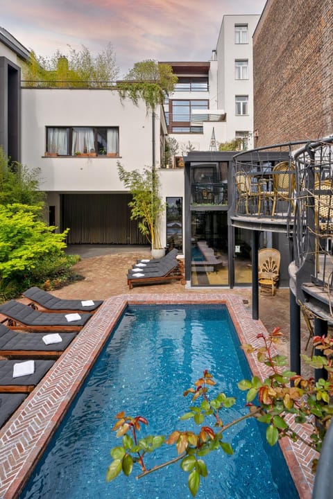 Property building, Garden, Balcony/Terrace, Swimming pool