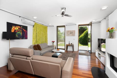 TV and multimedia, Living room, Seating area, Evening entertainment