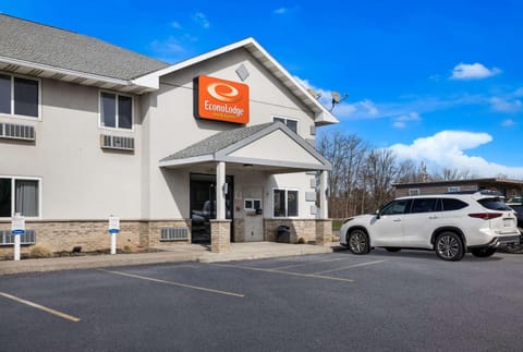 Econo Lodge Inn & Suites Hotel in Finger Lakes