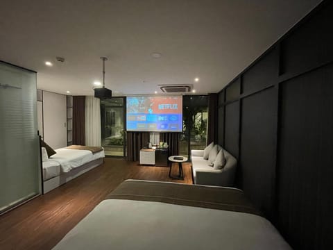 TV and multimedia, Photo of the whole room, Bedroom