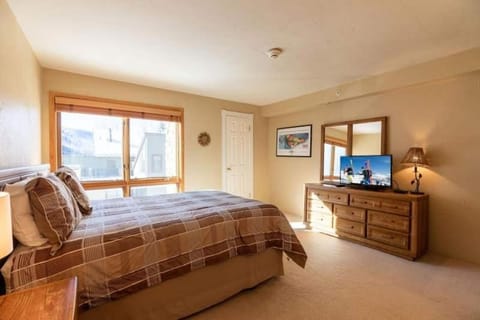 Condo with Pool & Hot Tubs, Free Shuttle Condo in Vail