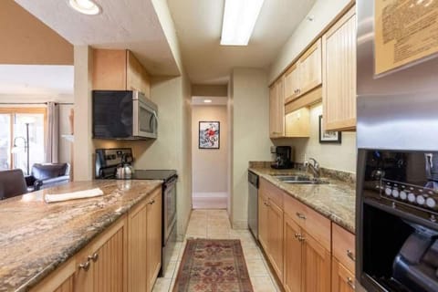 Condo with Pool & Hot Tubs, Free Shuttle Condominio in Vail