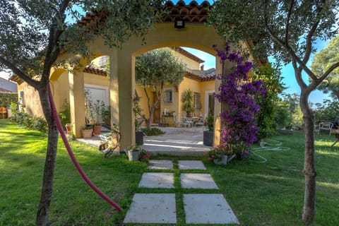 Facade/entrance, Garden