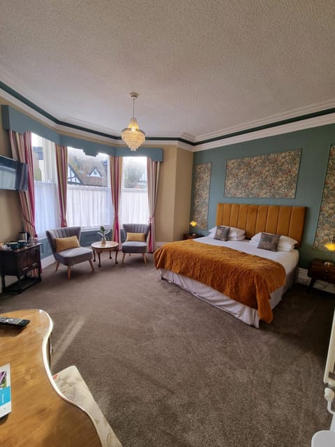 Bed, Photo of the whole room, Seating area, Bedroom