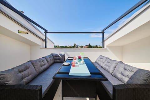 Day, Summer, BBQ facilities, BBQ facilities, Balcony/Terrace, Balcony/Terrace, Seating area, On site, City view, Sea view