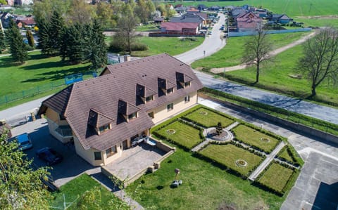 Facade/entrance, Bird's eye view