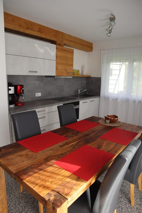 Kitchen or kitchenette, Seating area, Dining area