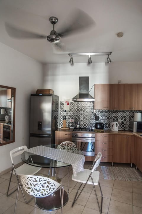 Kitchen or kitchenette, Dining area, fireplace, minibar, pet friendly