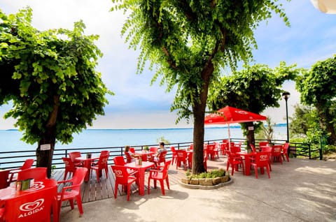 Restaurant/places to eat, Balcony/Terrace