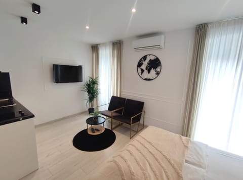 Bed, TV and multimedia, Seating area, air conditioner